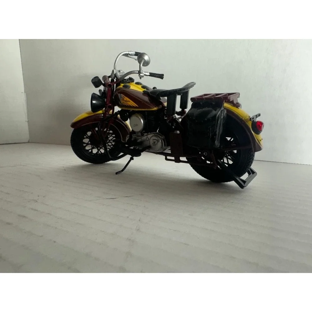 Indian Sport Scout 1:12 Die-Cast Motorcycle Model Yellow/Burgundy